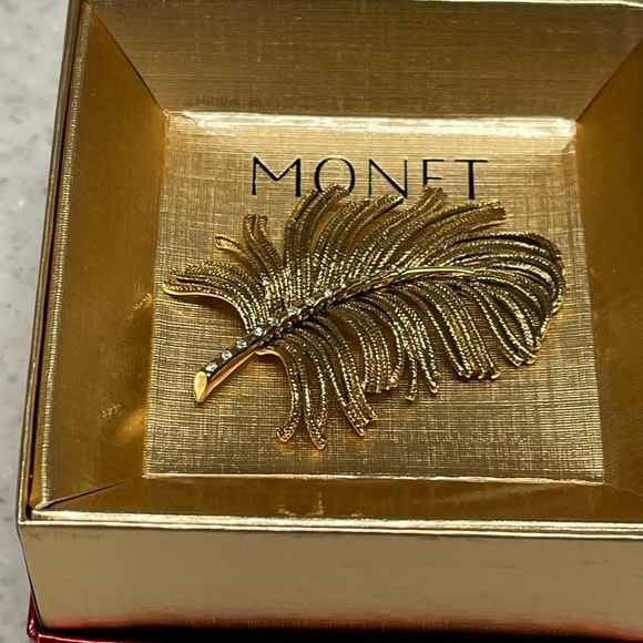 Monet Accessories - Vtg Monet Gold Tone Leaf Brooch
